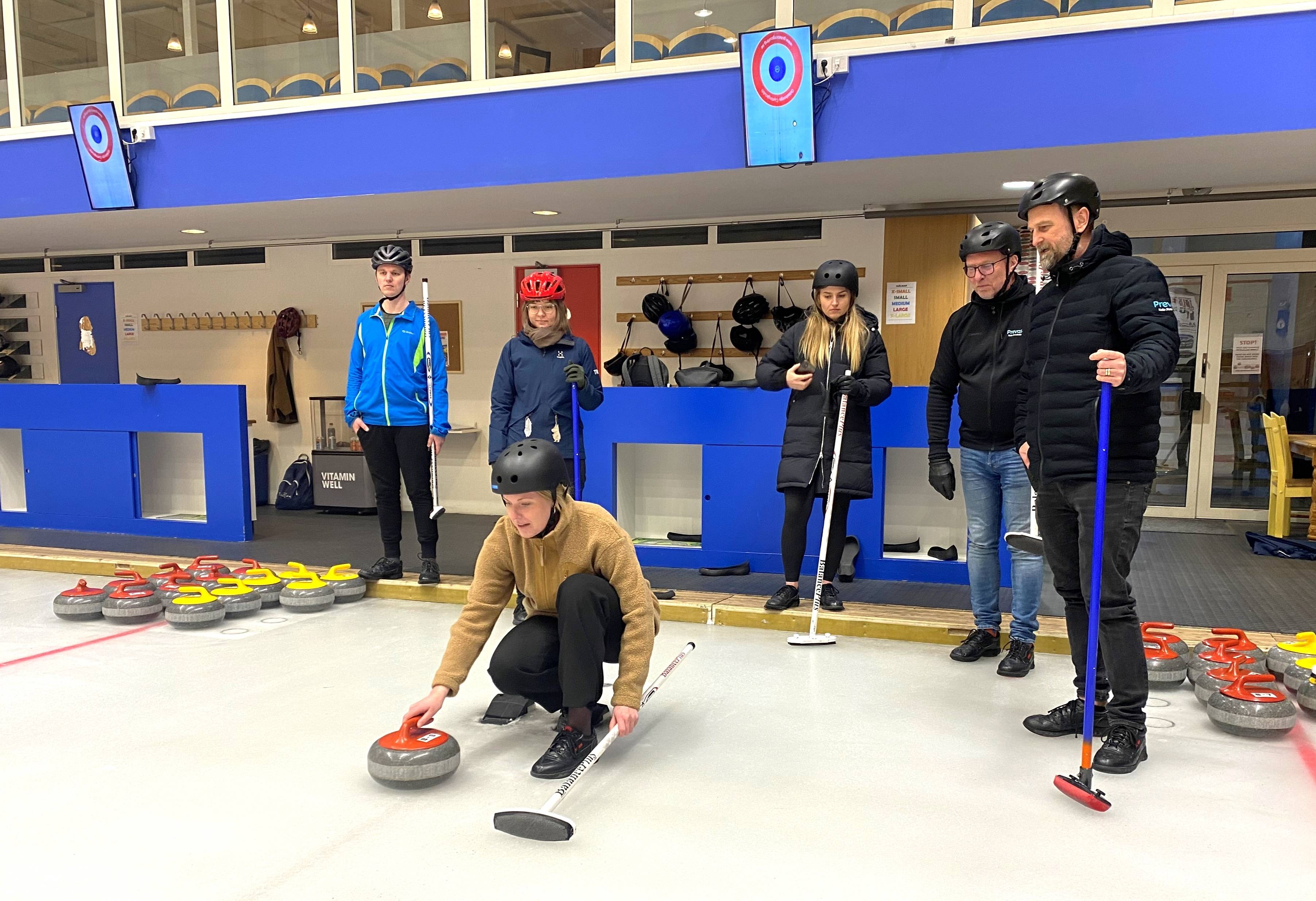 Prevas spelar curling